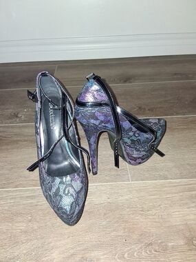 Shoe Dazzle Purple Lace-Pattern High Heels with Black Trim